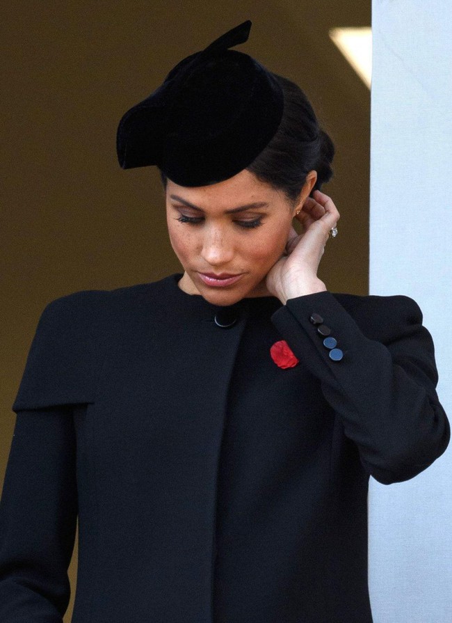 Công nương Meghan đứng tách biệt với chị dâu và bà nội chồng hóa ra là vì chuyện này - Ảnh 3. Công nương Meghan đứng tách biệt với chị dâu và bà nội chồng hóa ra là vì chuyện này - Ảnh 3.