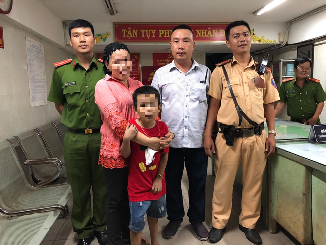 TP.HCM: Bé trai 7 tuổi dân tộc Chăm bị lạc sau trận bóng Việt Nam - Malaysia đã tìm được mẹ - Ảnh 1.