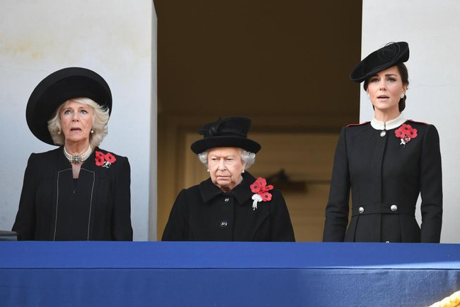 Công nương Meghan đứng tách biệt với chị dâu và bà nội chồng hóa ra là vì chuyện này - Ảnh 1. Công nương Meghan đứng tách biệt với chị dâu và bà nội chồng hóa ra là vì chuyện này - Ảnh 1.