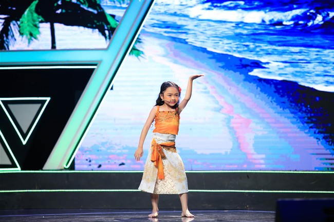 Sở hữu gương mặt nét nào ra nét ấy, cô bé này được Việt Hương khuyến khích nên đi thi Hoa hậu - Ảnh 1.