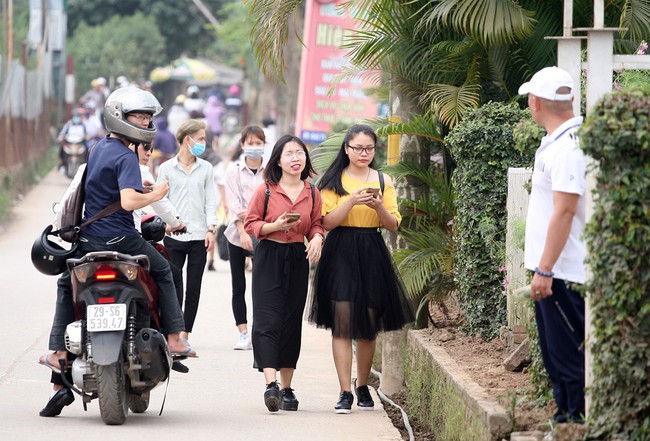 Phụ nữ, trẻ em chen nhau tạo dáng chụp ảnh kín đặc vườn cúc họa mi Nhật Tân - Ảnh 15.