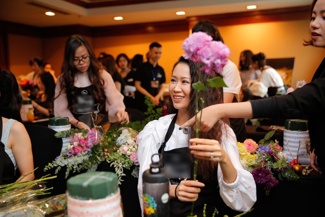 Hoa hậu Dương Thùy Linh trổ tài cắm hoa cùng Vân Hugo và MC Thái Dũng - Ảnh 4.
