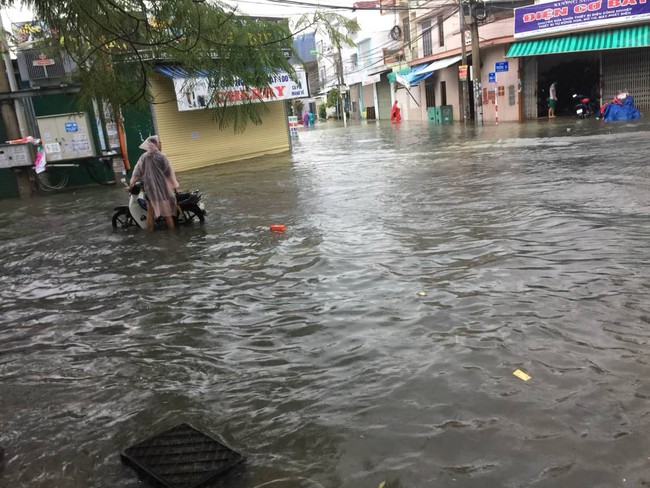 Chùm ảnh ngập lụt kinh hoàng ở TP.Nha Trang: Ô tô bơi như tàu ngầm, đồ vật trong nhà chìm trong biển nước - Ảnh 1.