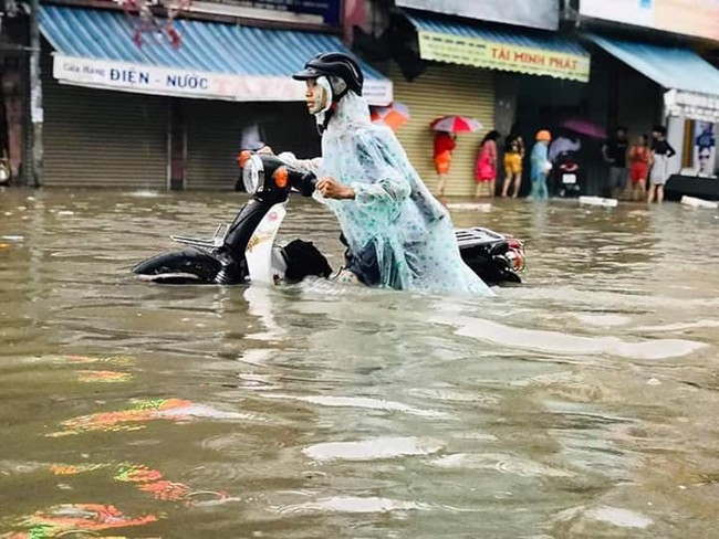 Chùm ảnh ngập lụt kinh hoàng ở TP.Nha Trang: Ô tô bơi như tàu ngầm, đồ vật trong nhà chìm trong biển nước - Ảnh 8.