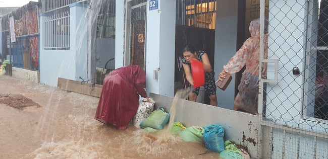 Chùm ảnh ngập lụt kinh hoàng ở TP.Nha Trang: Ô tô bơi như tàu ngầm, đồ vật trong nhà chìm trong biển nước - Ảnh 13.