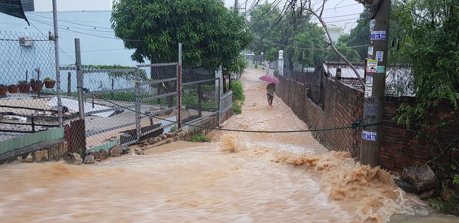 Chùm ảnh ngập lụt kinh hoàng ở TP.Nha Trang: Ô tô bơi như tàu ngầm, đồ vật trong nhà chìm trong biển nước - Ảnh 14.