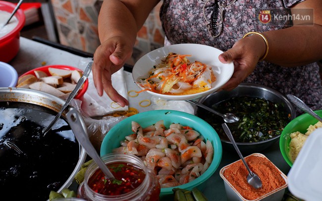 Tiệm ăn hàng 30 năm của dì Gái chịu chơi nhất Sài Gòn, mỗi ngày bán trong 1 giờ là hết veo - Ảnh 2.