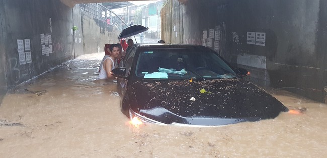 Chùm ảnh ngập lụt kinh hoàng ở TP.Nha Trang: Ô tô bơi như tàu ngầm, đồ vật trong nhà chìm trong biển nước - Ảnh 3.