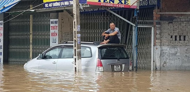 Chùm ảnh ngập lụt kinh hoàng ở TP.Nha Trang: Ô tô bơi như tàu ngầm, đồ vật trong nhà chìm trong biển nước - Ảnh 4.