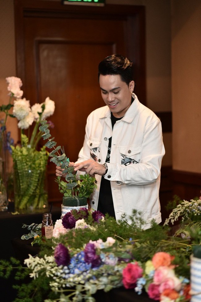 Hoa hậu Dương Thùy Linh trổ tài cắm hoa cùng Vân Hugo và MC Thái Dũng - Ảnh 8.