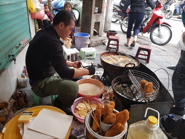 Lạnh rồi, rủ nhau đến những hàng bánh chuối ngon ở Hà Nội này ngay thôi, 1 hàng bánh tí hon nhưng chất khỏi bàn - Ảnh 2.