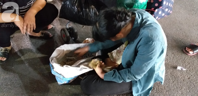 Bé gái 1 tháng tuổi hàng đêm phải đắp chăn nằm vỉa hè chợ Đồng Xuân chờ mẹ có hoàn cảnh cần được giúp đỡ - Ảnh 7.