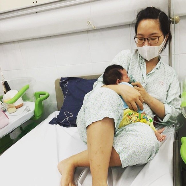 Con 13 ngày tuổi bị nhiễm virus RSV, mẹ Việt cảnh báo: Đằng sau nụ hôn là cánh cửa bệnh viện - Ảnh 1.