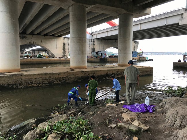 Vừa vớt được thi thể nam thanh niên lên, một người đàn ông khác lại nhảy cầu Sài Gòn tự tử - Ảnh 1.