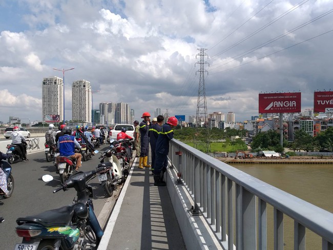 Vừa vớt được thi thể nam thanh niên lên, một người đàn ông khác lại nhảy cầu Sài Gòn tự tử - Ảnh 4.