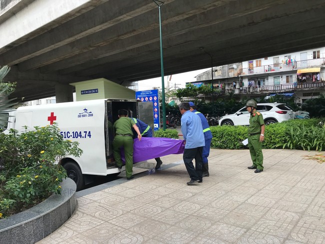 Vừa vớt được thi thể nam thanh niên lên, một người đàn ông khác lại nhảy cầu Sài Gòn tự tử - Ảnh 2.