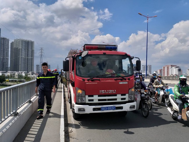 Vừa vớt được thi thể nam thanh niên lên, một người đàn ông khác lại nhảy cầu Sài Gòn tự tử - Ảnh 5.