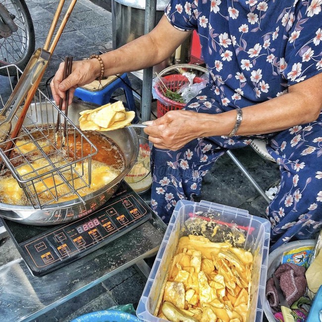 Lạnh rồi, rủ nhau đến những hàng bánh chuối ngon ở Hà Nội này ngay thôi, 1 hàng bánh tí hon nhưng chất khỏi bàn - Ảnh 14.