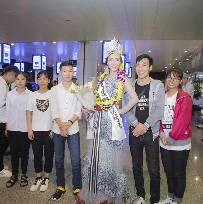 Nữ hoàng đại sứ Lumiere Đỗ Thị Thảo về nước trong sự đón chào nồng nhiệt người thân và fan hâm mộ - Ảnh 2. Nữ hoàng đại sứ Lumiere Đỗ Thị Thảo về nước trong sự đón chào nồng nhiệt người thân và fan hâm mộ - Ảnh 2.