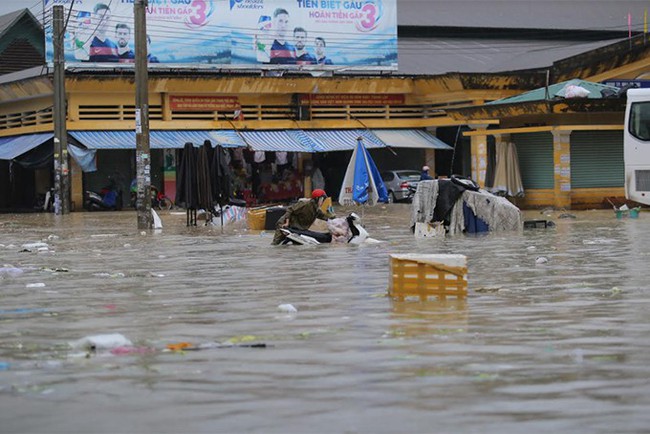 Chùm ảnh ngập lụt kinh hoàng ở TP.Nha Trang: Ô tô bơi như tàu ngầm, đồ vật trong nhà chìm trong biển nước - Ảnh 10.