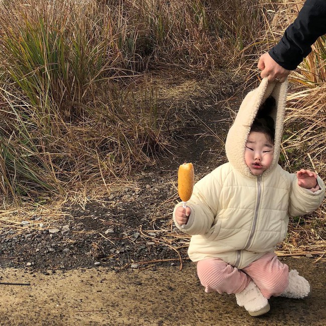 Cách bố cứu con khỏi cú ngã siêu đáng yêu: Xách luôn mũ áo khoác lên làm con méo hết cả mặt! - Ảnh 1. Cách bố cứu con khỏi cú ngã siêu đáng yêu: Xách luôn mũ áo khoác lên làm con méo hết cả mặt! - Ảnh 1.