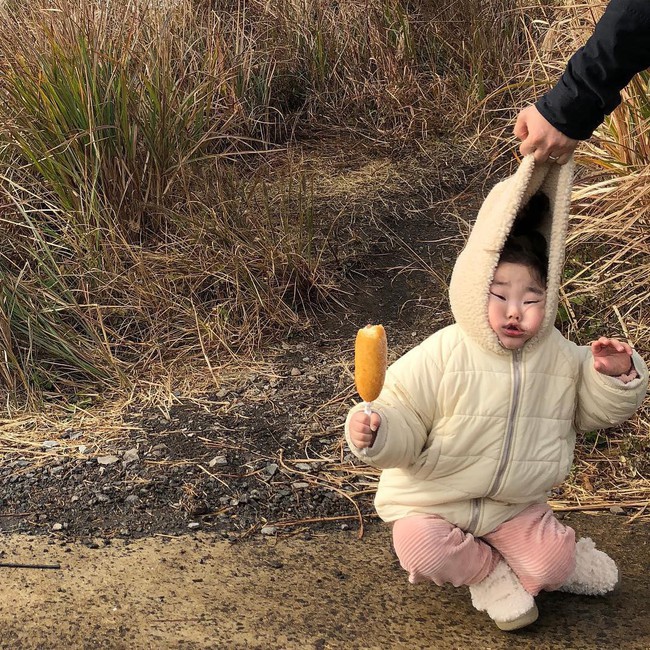 Cách bố cứu con khỏi cú ngã siêu đáng yêu: Xách luôn mũ áo khoác lên làm con méo hết cả mặt! - Ảnh 1.