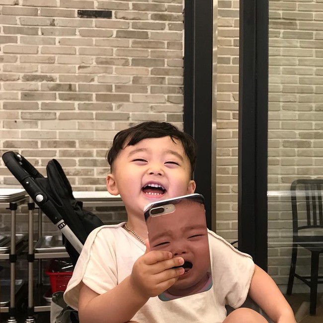 Cách bố cứu con khỏi cú ngã siêu đáng yêu: Xách luôn mũ áo khoác lên làm con méo hết cả mặt! - Ảnh 14. Cách bố cứu con khỏi cú ngã siêu đáng yêu: Xách luôn mũ áo khoác lên làm con méo hết cả mặt! - Ảnh 14.