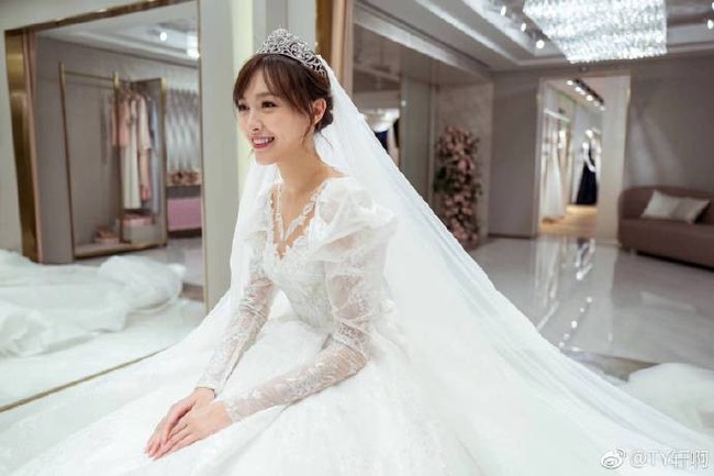 Cuối cùng, hình ảnh cô dâu Đường Yên lộng lẫy trong bộ váy cưới độc nhất vô nhị cũng được công bố rồi đây - Ảnh 2.