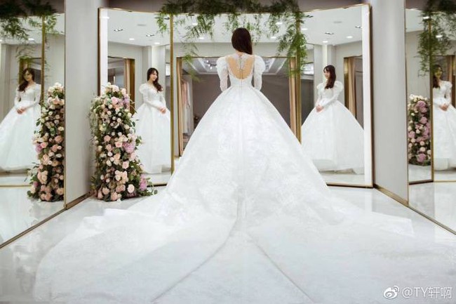 Cuối cùng, hình ảnh cô dâu Đường Yên lộng lẫy trong bộ váy cưới độc nhất vô nhị cũng được công bố rồi đây - Ảnh 4.