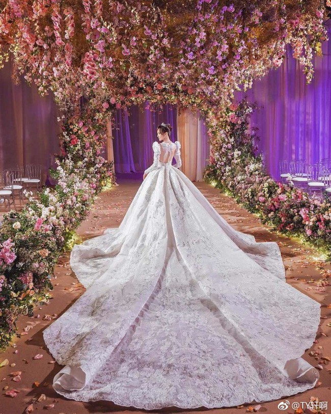 Cuối cùng, hình ảnh cô dâu Đường Yên lộng lẫy trong bộ váy cưới độc nhất vô nhị cũng được công bố rồi đây - Ảnh 6.