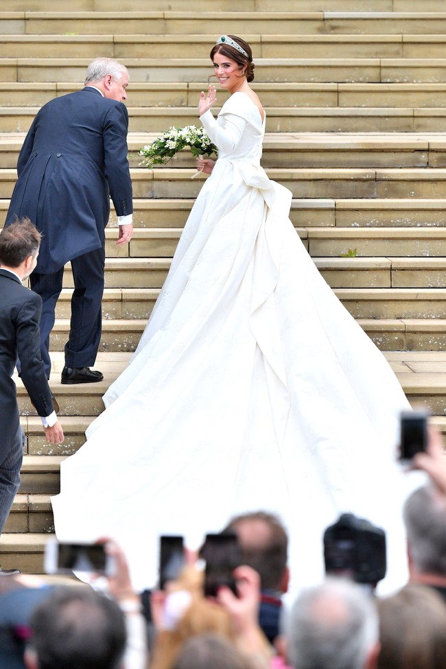 Chùm ảnh những chiếc váy cưới của các hoàng gia trên khắp thế giới, chiếc đẹp không tì vết, cái kỳ lạ bất ngờ - Ảnh 8.