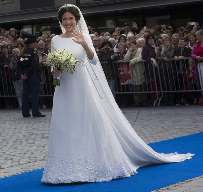 Chùm ảnh những chiếc váy cưới của các hoàng gia trên khắp thế giới, chiếc đẹp không tì vết, cái kỳ lạ bất ngờ - Ảnh 12.