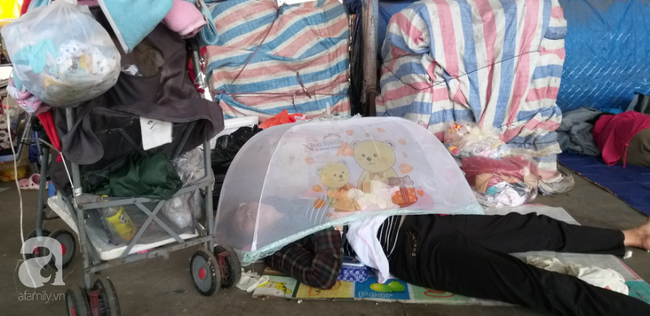 Bé gái 1 tháng tuổi phải đắp chăn nằm vỉa hè chợ Đồng Xuân: Gia đình muốn đón nhưng người mẹ đều bỏ trốn - Ảnh 10.