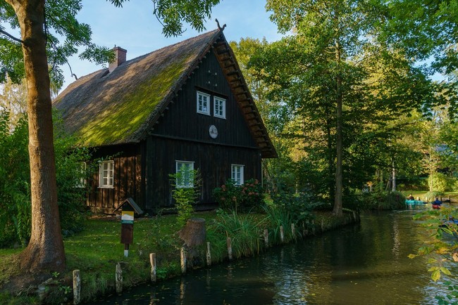 Những ngôi nhà ven sông xinh xắn, dịu dàng đẹp đến nao lòng ở làng quê nước Đức - Ảnh 8.