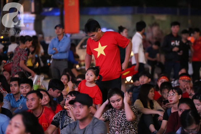 Người Sài Gòn chen nhau, xuống đường cổ vũ tuyển Việt Nam tranh ngôi đầu bảng với Myanmar - Ảnh 9.