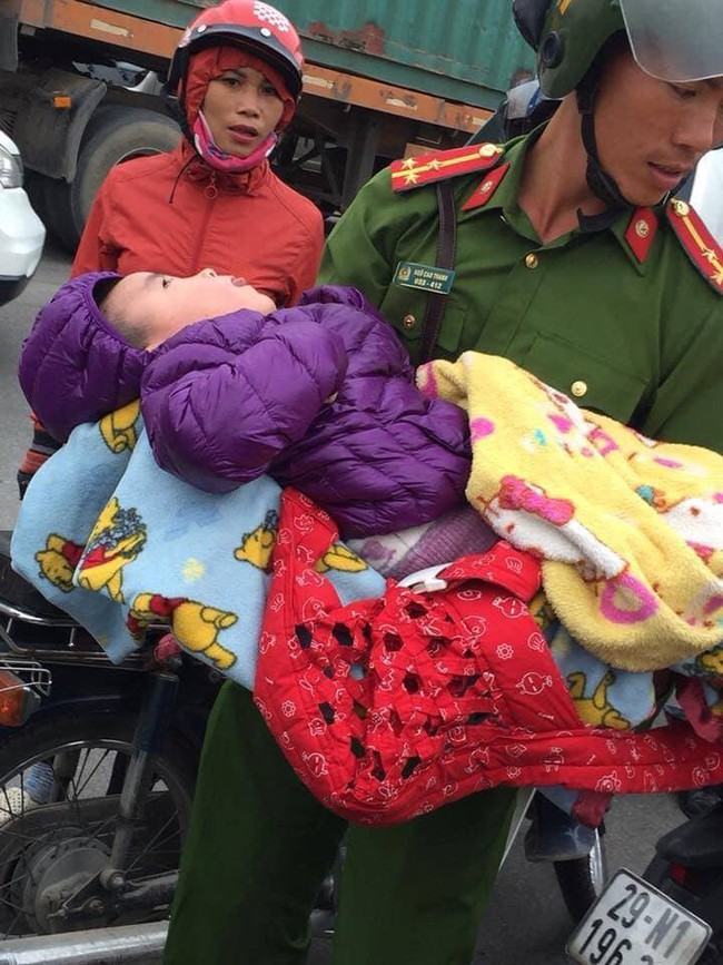 Bắc Ninh: Phát hiện bé trai khoảng 3 tuổi đói lả dưới chân cầu - Ảnh 1.