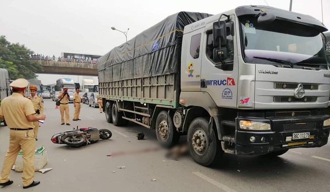 Hà Nội: Người đàn ông tử vong dưới gầm xe tải khi vừa rẽ vào đường gom - Ảnh 2.