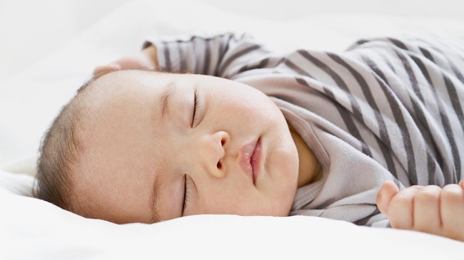 Không phải sờ vào tay hay chân, đây mới là vị trí để nhận biết chính xác nhất nhiệt độ cơ thể trẻ khi ngủ - Ảnh 2.