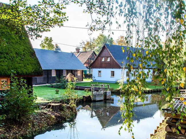 Những ngôi nhà ven sông xinh xắn, dịu dàng đẹp đến nao lòng ở làng quê nước Đức - Ảnh 5.