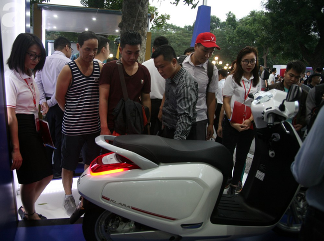 Biển người xếp hàng xem và mua xe máy điện Klara của VinFast tại công viên Thống Nhất - Ảnh 3.