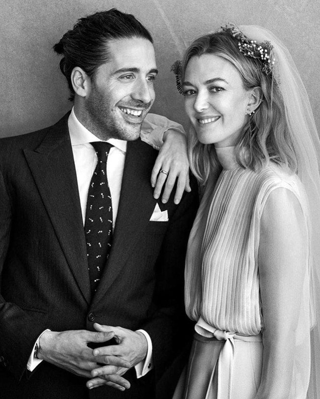 Chẳng đầm xòe lồng lộn, ái nữ thừa kế của ông trùm Zara vừa lên xe hoa trong bộ váy cưới đơn giản khác biệt nhất bạn từng thấy - Ảnh 1.