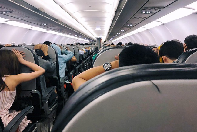 Clip: Hành khách đồng loạt vào tư thế an toàn trên chuyến bay Vietjet nghi gặp sự cố phải bay vòng trên trời rồi quay lại Tân Sơn Nhất - Ảnh 3. Clip: Hành khách đồng loạt vào tư thế an toàn trên chuyến bay Vietjet nghi gặp sự cố phải bay vòng trên trời rồi quay lại Tân Sơn Nhất - Ảnh 3.