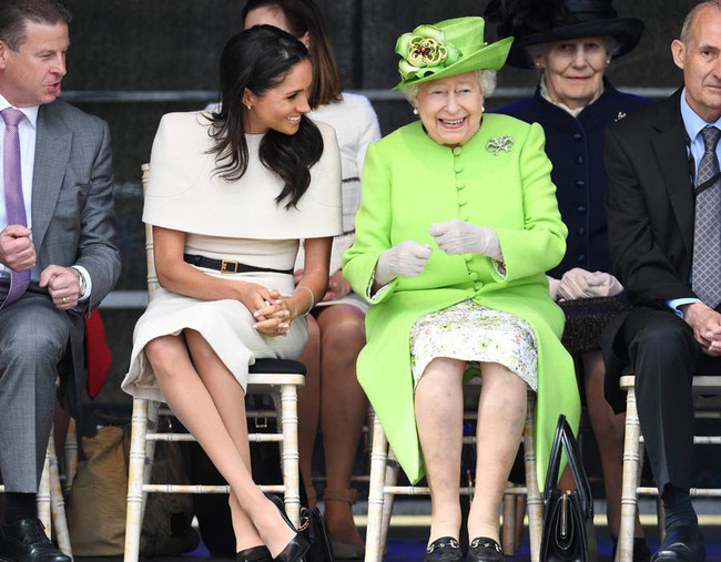 Nữ hoàng Elizabeth không ít lần phật ý vì style của Meghan Markle và còn có phản ứng khó đỡ với chiếc váy cưới của cô - Ảnh 3.