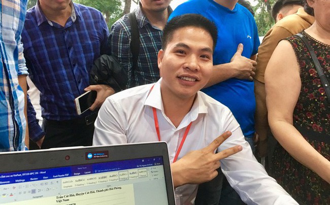 Người đầu tiên đặt cọc mua xe VinFast tại Hà Nội: Giá xe tiền tỷ không quá đắt, vì đó là tên tuổi của Việt Nam - Ảnh 1.