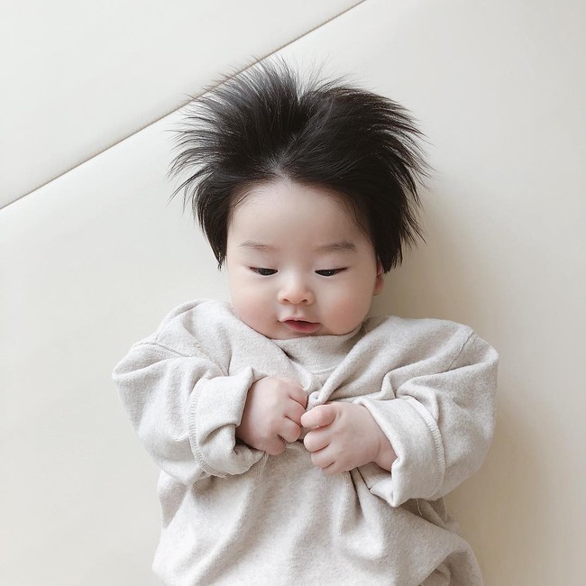 Cậu bé Hàn Quốc với quả đầu chôm chôm đáng yêu đến mức ai cũng muốn đem về nuôi - Ảnh 11.