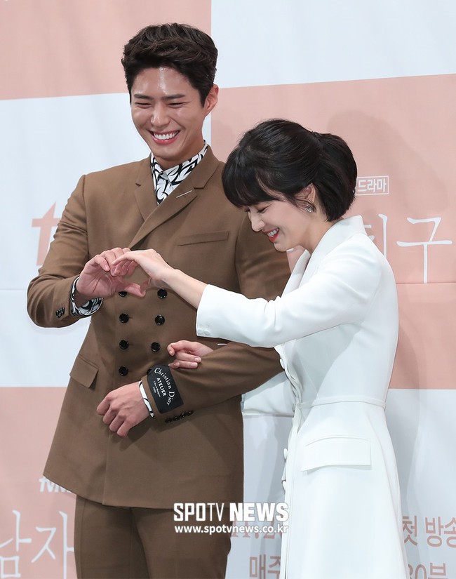 Song Hye Kyo đập tan tin đồn bầu bí nhờ eo siêu nhỏ, đẹp đỉnh cao bên Park Bo Gum tại sự kiện hot nhất hôm nay - Ảnh 17. Song Hye Kyo đập tan tin đồn bầu bí nhờ eo siêu nhỏ, đẹp đỉnh cao bên Park Bo Gum tại sự kiện hot nhất hôm nay - Ảnh 17.