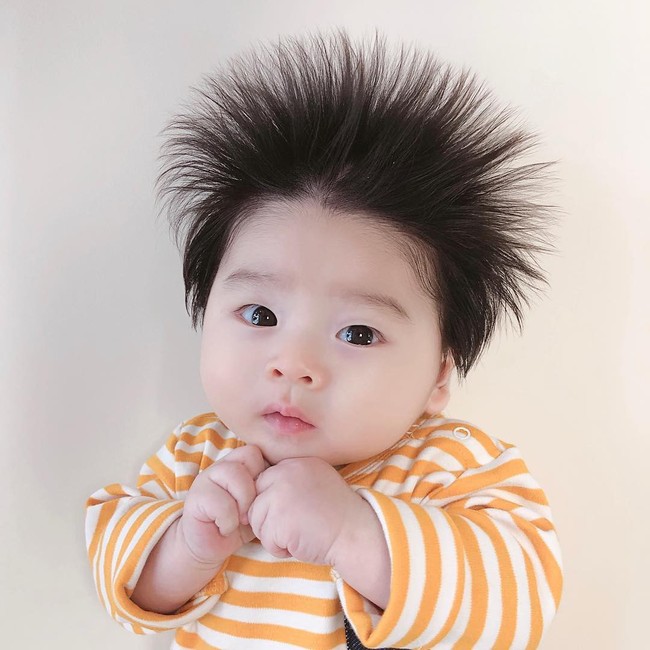 Cậu bé Hàn Quốc với quả đầu chôm chôm đáng yêu đến mức ai cũng muốn đem về nuôi - Ảnh 2.