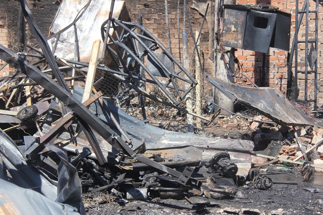 Hiện trường vụ cháy xe bồn chở xăng khiến 6 người chết, 19 ngôi nhà bị thiêu rụi ở Bình Phước - Ảnh 11.