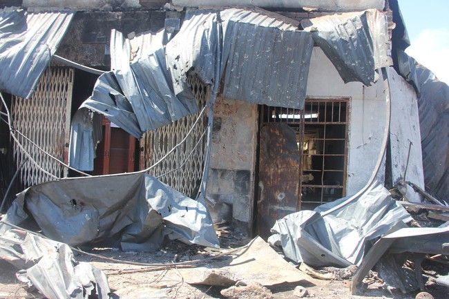 Hiện trường vụ cháy xe bồn chở xăng khiến 6 người chết, 19 ngôi nhà bị thiêu rụi ở Bình Phước - Ảnh 12.