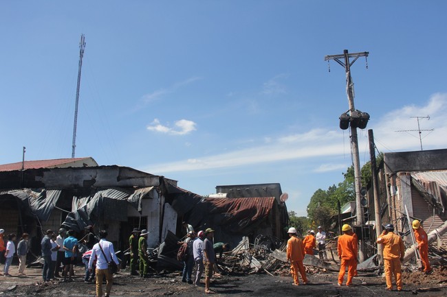Hiện trường vụ cháy xe bồn chở xăng khiến 6 người chết, 19 ngôi nhà bị thiêu rụi ở Bình Phước - Ảnh 13.